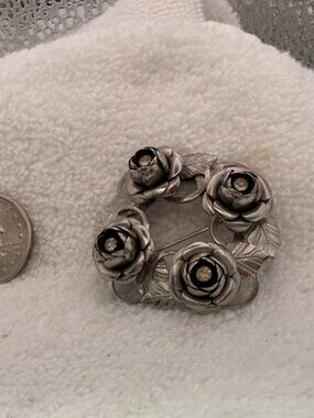 Vtg Elegant 1930-40’s Silver toned Blossom Circle Floral Brooch